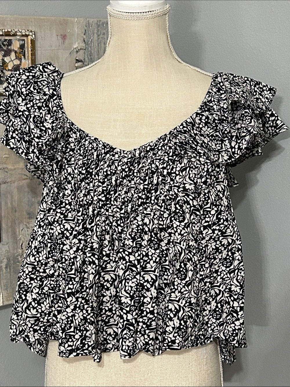 Universal Thread Black & White Floral Ruffle Crop Top
